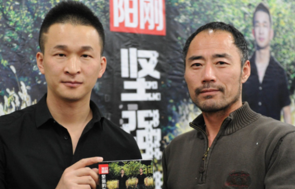 旭日陽剛落魄街頭擺攤,賣力演唱無人理,唱汪峰名曲被嘲沒錢了 旭日陽剛落魄街頭擺攤,賣力演唱無人理,唱汪峰名曲被嘲沒錢了