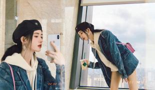 鞠婧禕對鏡自拍 貝雷帽配牛仔裝又美又颯