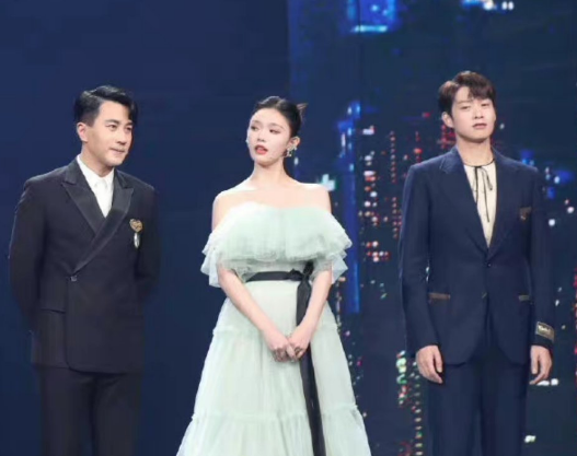 王菲謝霆鋒同場亮相中秋晚會，小謝聽女友名字無反應，表情有點僵