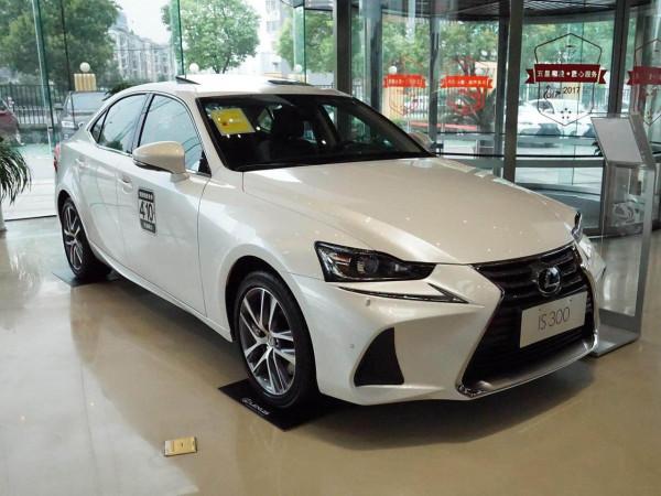 當年新車賣不動，如今大家搶著要的進口豪車，實拍雷克薩斯IS