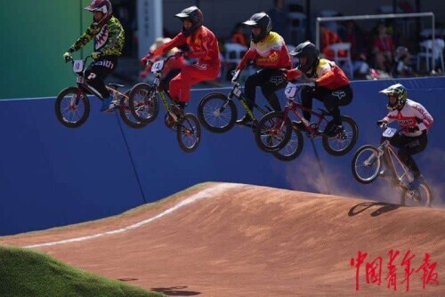 小輪車競速賽決出男女冠軍 上屆男子組冠軍李曉剛決賽摔車憾失獎牌 小輪車競速賽決出男女冠軍 上屆男子組冠軍李曉剛決賽摔車憾失獎牌