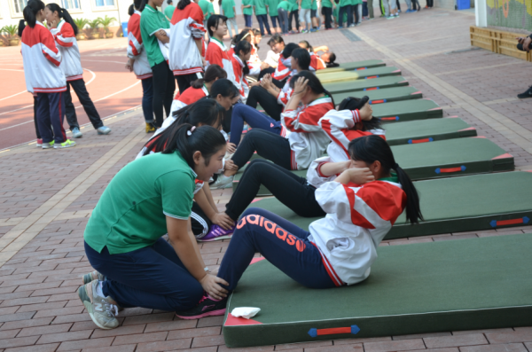 「健身知識」仰臥起坐訓練攻略 「健身知識」仰臥起坐訓練攻略