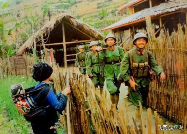 老山作戰，中學生到野戰醫院拉回3000件軍裝，含淚洗血衣