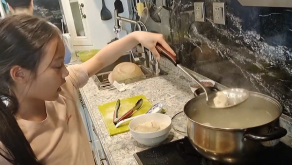 甜馨近照罕見曝光！穿家居風氣質越來越好，搞怪表情太像賈乃亮