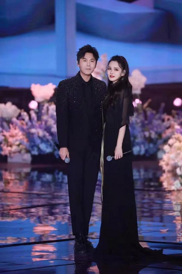 秦昊伊能靜夫妻攜手，深情對唱《一路生花》，怎麼可以這麼穩