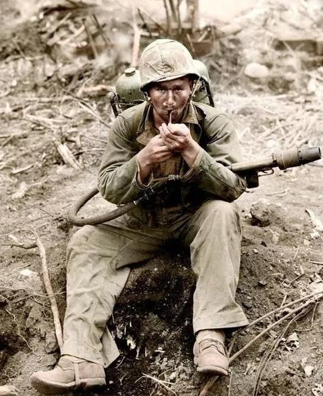 美軍衝著志願軍陣地撒尿，一戰士不顧禁令開了一槍，開啟冷槍運動