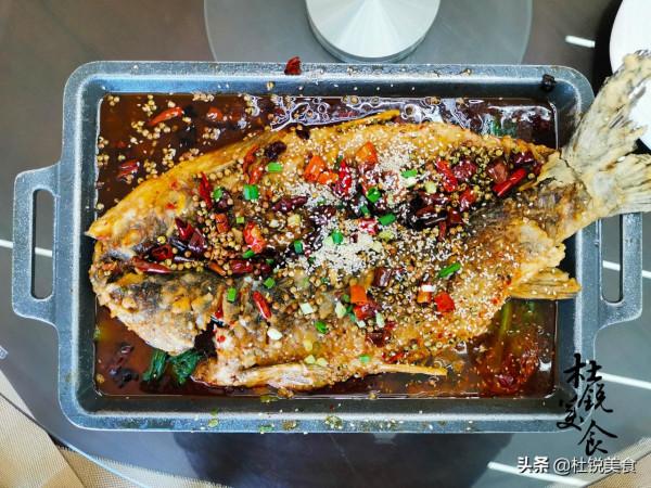 遠房親戚來拜年，專門下飯店，6人點了10道菜被嘲笑小氣，太委屈