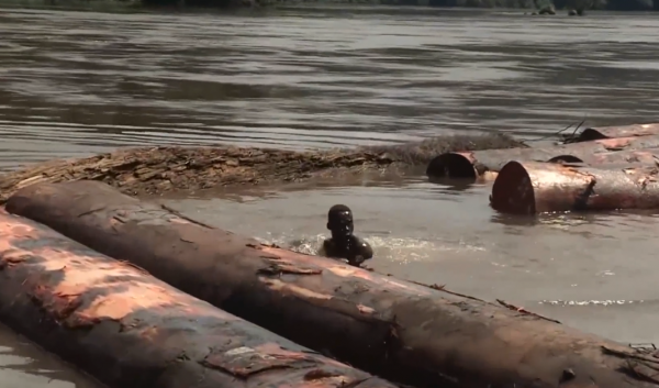 非洲小哥開賓士卡車運紅木,一車50噸一根賣幾十萬,路上全是車禍 非洲小哥開賓士卡車運紅木,一車50噸一根賣幾十萬,路上全是車禍