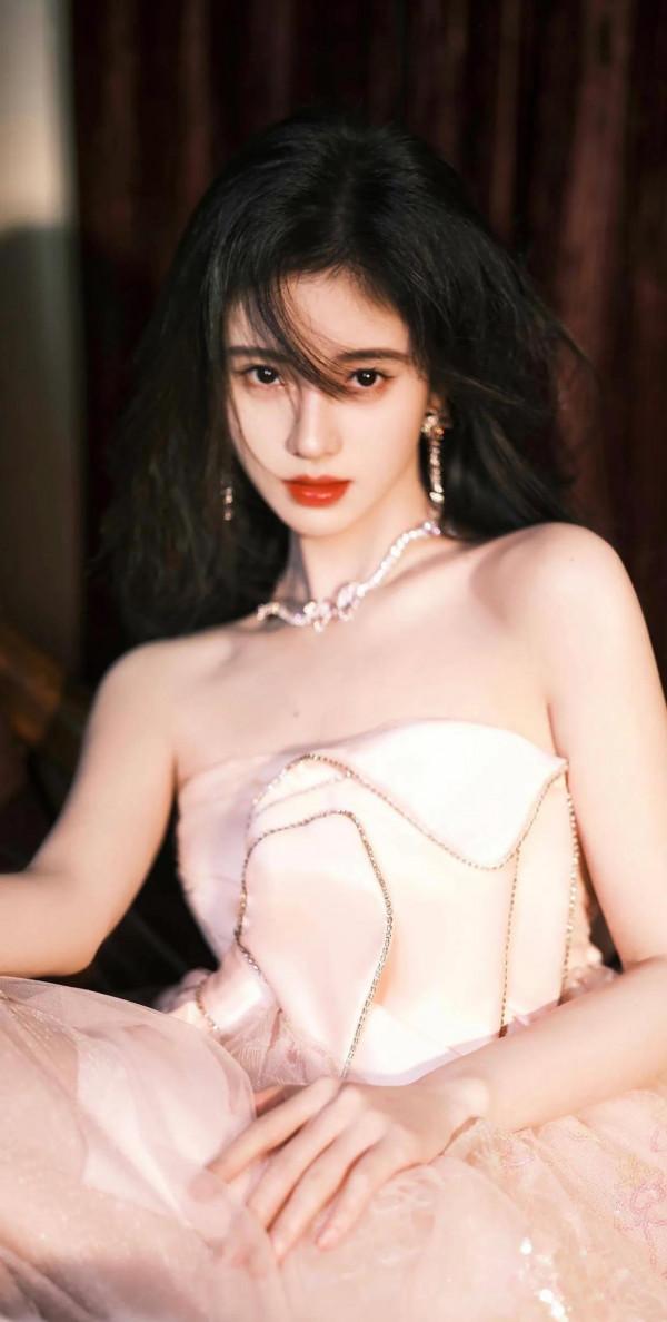 鞠婧禕桌布，有點甜