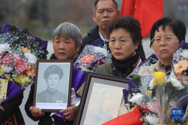 新華全媒+丨永恆的思念——志願軍老戰士和烈士家屬代表祭掃英烈