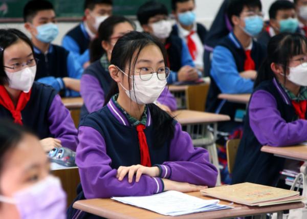 雙減再次放大招，小學生再次迎來調整，上學連書包都不用背了？