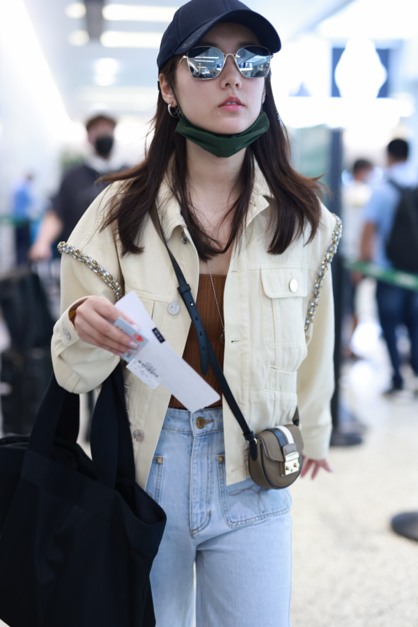 呂一和老公亮相機場，搭配拼接外套走休閒風，錢泳辰的髮型挺時髦