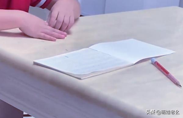 安徽一小女孩火了,哭著對媽說要爸爸教寫作業,網友:知道後果嗎 安徽一小女孩火了,哭著對媽說要爸爸教寫作業,網友:知道後果嗎