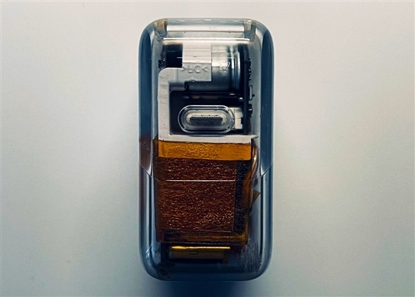 罕見：蘋果透明版AirPods、充電器曝光