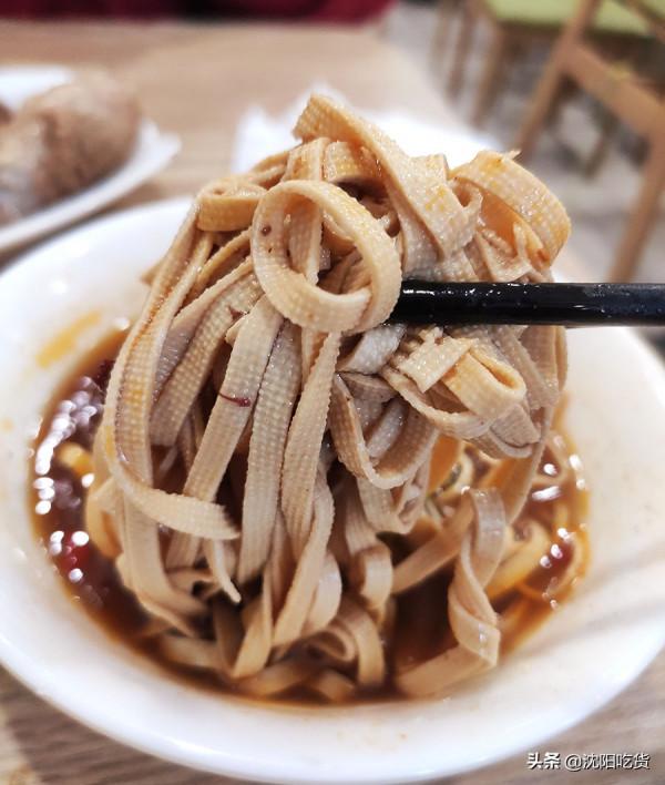 比臉還大的板骨，能拆一盤子肉，下午一點多就能賣空