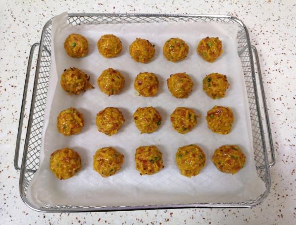 自制胡蘿蔔丸子,外酥裡嫩,香醇可口,放涼不發硬 自制胡蘿蔔丸子,外酥裡嫩,香醇可口,放涼不發硬