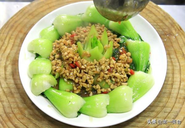 廚師長用菜根雕花,青菜搭配肉末簡單一炒,做出飯店的既視感 廚師長用菜根雕花,青菜搭配肉末簡單一炒,做出飯店的既視感