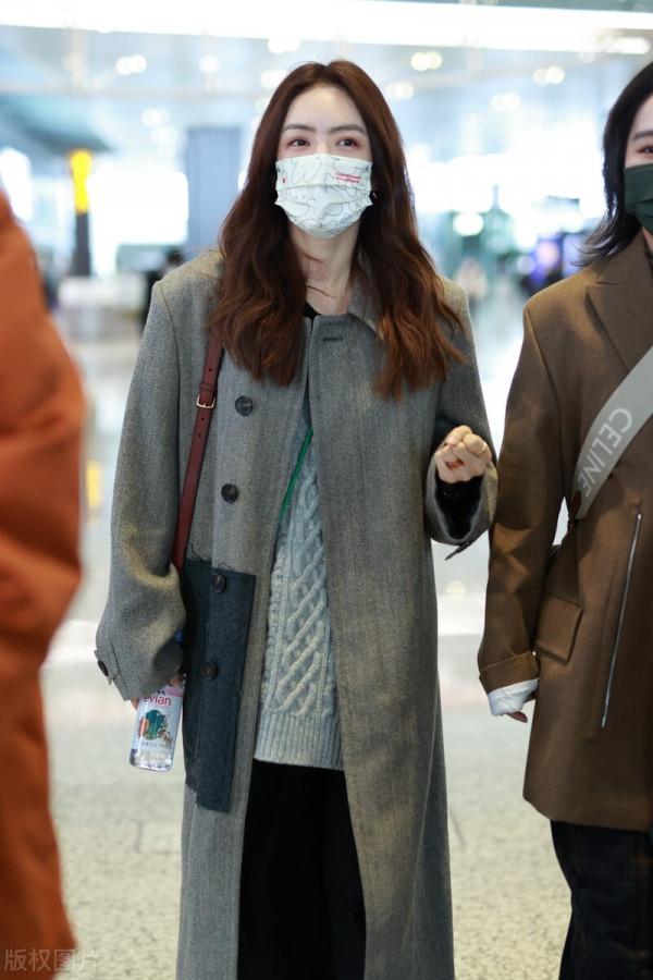 蔡文靜灰色長款大衣搭闊腿褲 眉眼彎彎心情大好