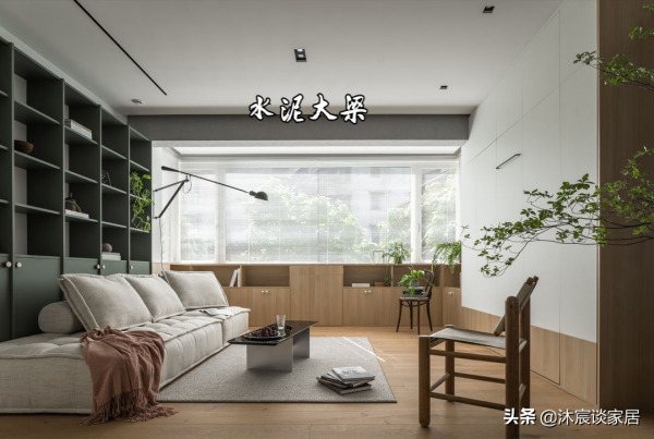 客廳不裝電視機也就算了，她家竟然放了一張“床”，空間自由隨性