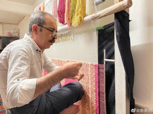 拜訪波斯地毯富商，很難想象普通地毯工的薪水，5年伊朗幣貶值8倍