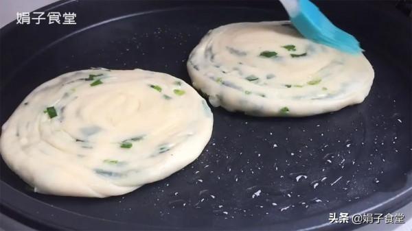 蔥油餅簡單好吃的做法，開水一燙，一拉一卷，外酥裡軟，勁道層多