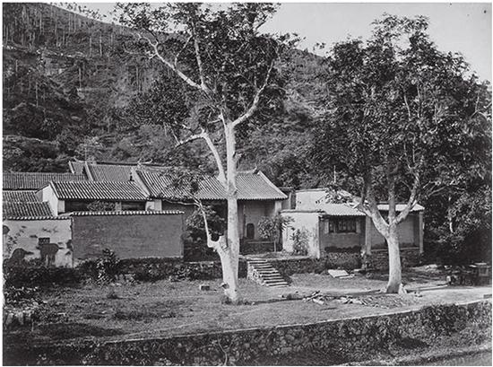 廣州白雲山的老照片，除了墳墓，看著還是挺有野外荒野的感覺