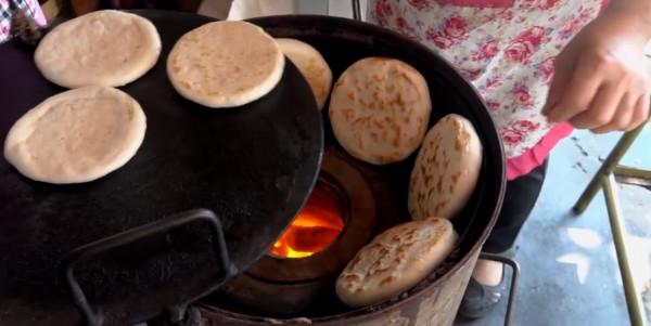 母親徒步三千里，肩背手推兩個癱瘓女兒尋醫，走了整整五年去北京