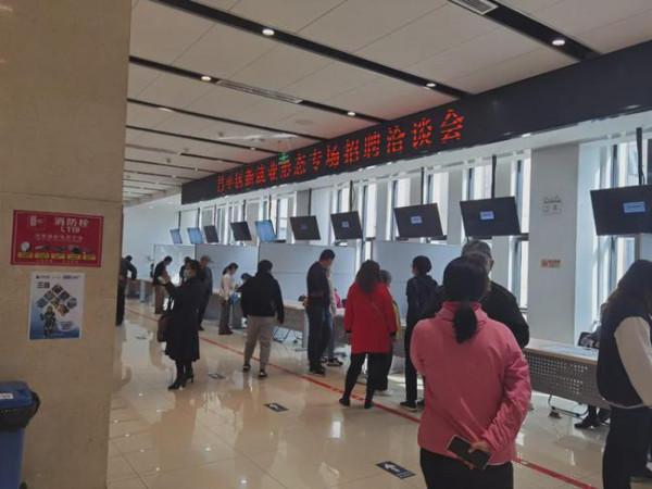 碩博畢業生扎堆中小學，地區冷熱不均