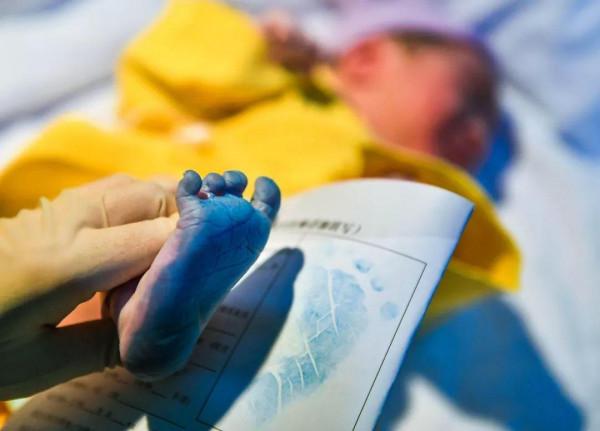 為什麼醫院要收集胎兒的“腳印”？醫生都不說，但家長要明白