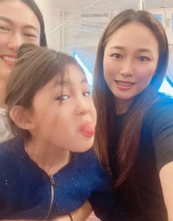 秦舒培母女同框，穿基礎款也有超模範，4歲女兒帶鑽石項鍊太搶眼