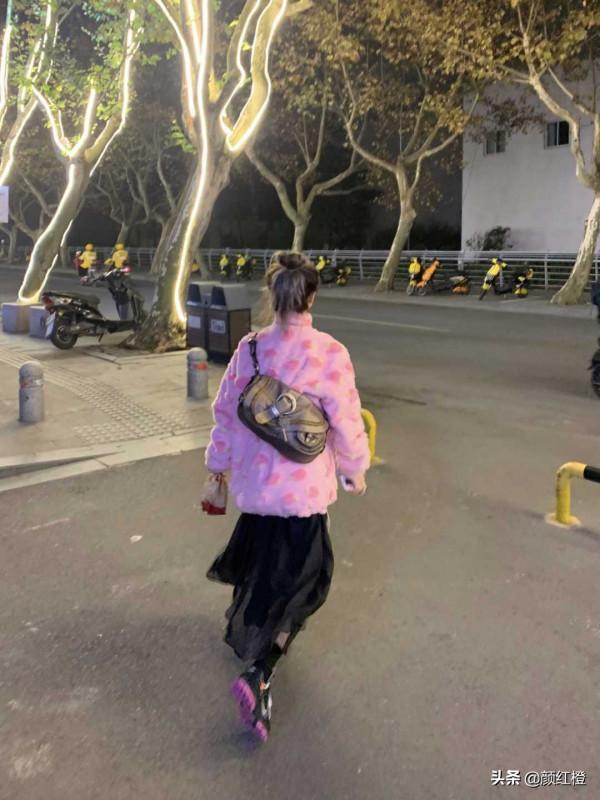 今年冬天穿衣流行“黑+粉”，酷炫瀟灑又不失溫柔感，誰穿誰美