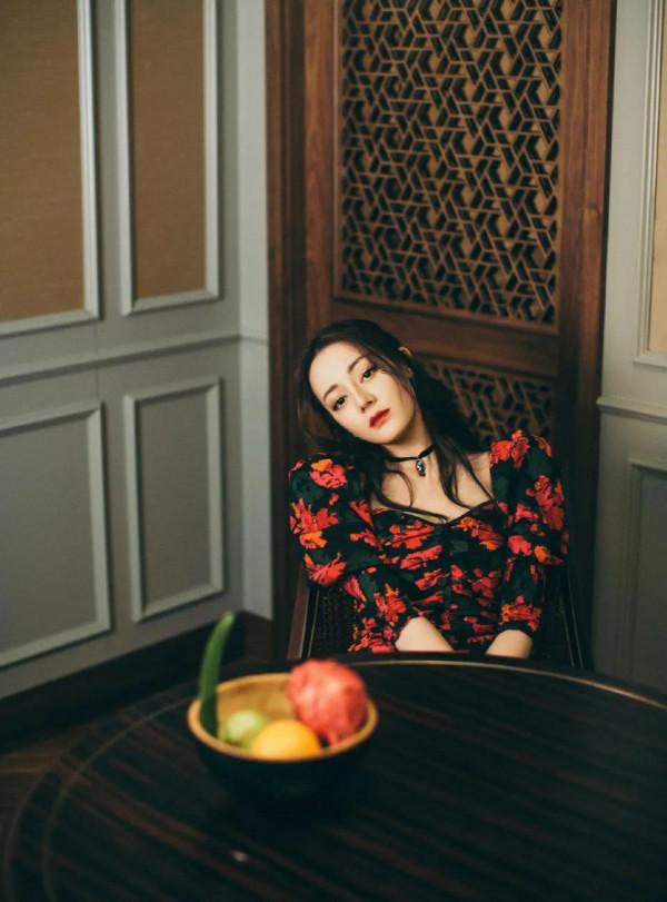 迪麗熱巴石榴裙裝，猶如一隻翩翩起舞的蝴蝶，腳踩恨天高高貴冷豔