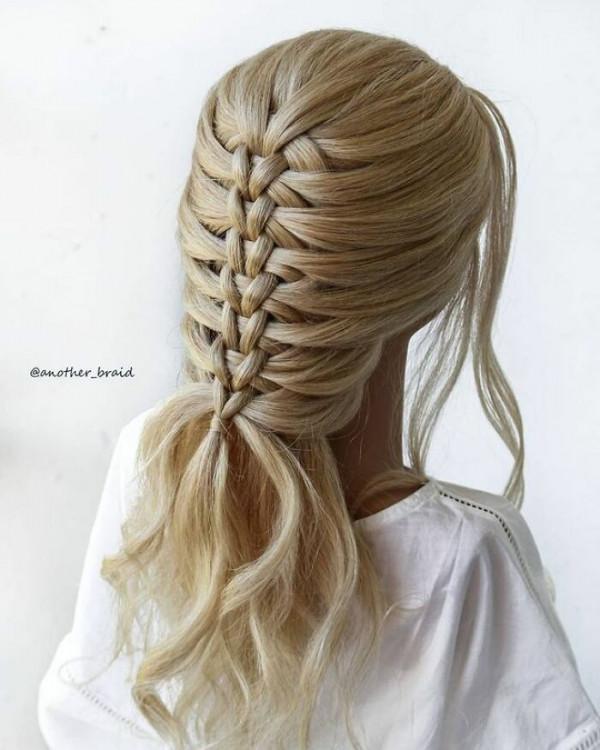 將扎頭髮這件日常事件透過藝術昇華，發生神奇變化，簡直要美爆