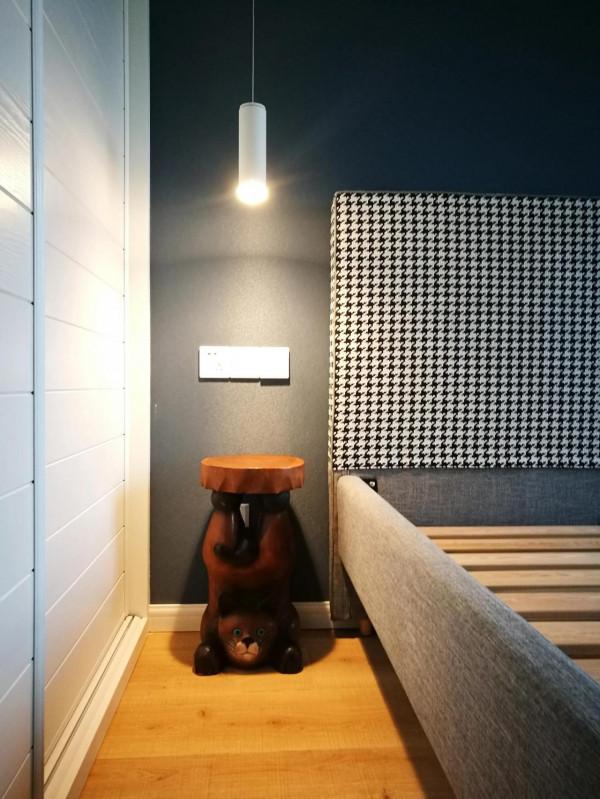 家裝中，可以來面深色的牆