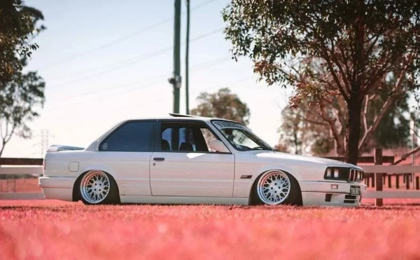 方燈的寶馬E30見過嗎？老3系低趴姿態改裝