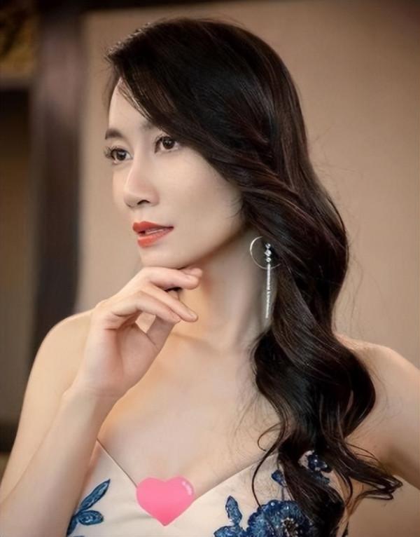 一瘦就顯男相！從熱巴到李嘉欣，女明星還是長點肉好看