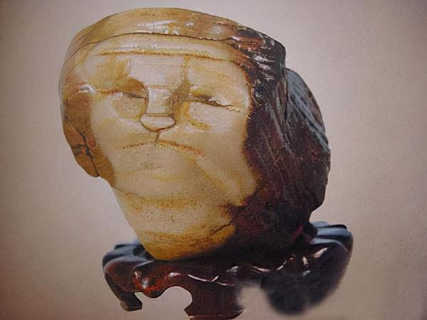 1997年，一小夥在內蒙花150元買了塊奇石，4年後專家估價9600萬