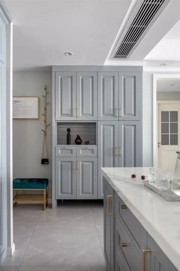 深藍色床頭背景牆搭配深木色床，溫馨又舒適，還有一種復古感