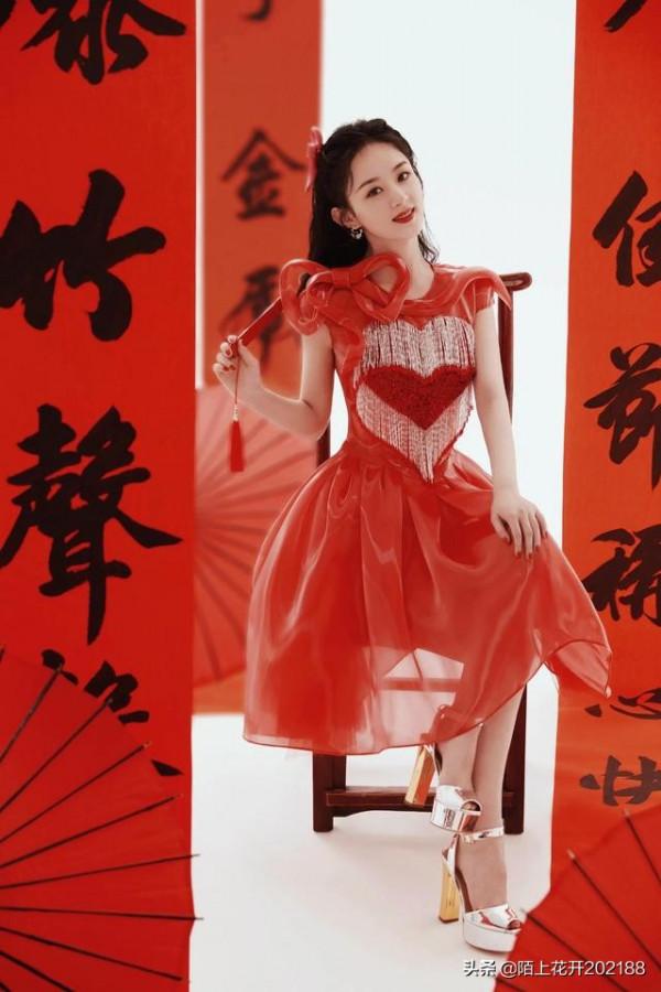 春晚舞臺上趙麗穎紅裙驚豔，出道16年她都做了什麼