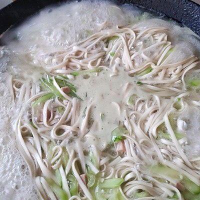 不知道吃什麼，黃瓜雞蛋麵準沒錯