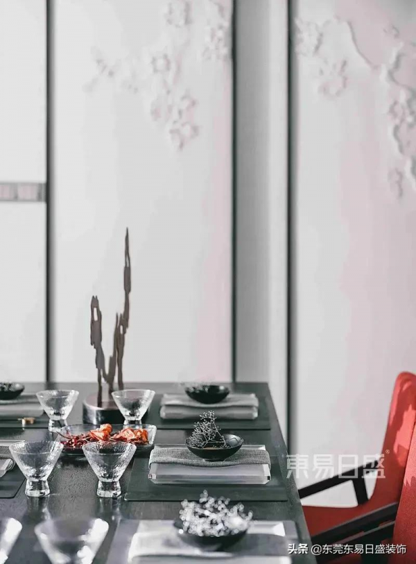 當新中式遇上那一抹中國紅，正是年味當紅