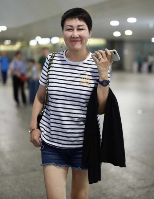 張凱麗真有魅力,穿棕色皮衣配牛仔褲活力滿滿,中年女性穿搭範本 張凱麗真有魅力,穿棕色皮衣配牛仔褲活力滿滿,中年女性穿搭範本