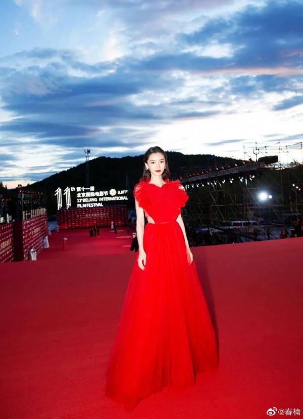 Angelababy楊穎穿一襲紅心禮服裙亮相北影節開幕紅毯，明豔動人