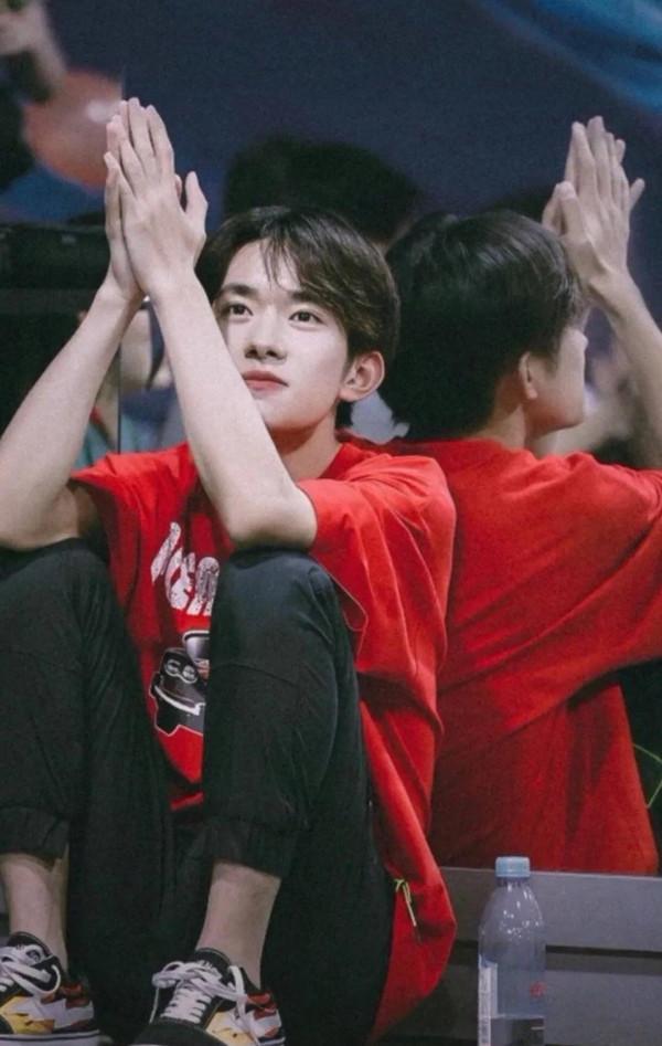 週五的快樂是來自易烊千璽弟弟的美貌暴擊