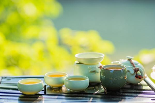 一個人最好的放鬆：靜坐、品茶、聽雨