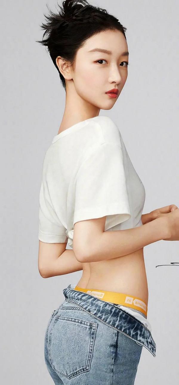 演員周冬雨寫真集