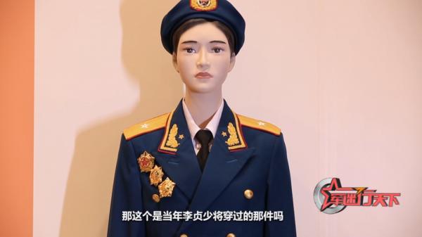 軍迷體驗不同時期女軍服,你更喜歡哪一套? 軍迷體驗不同時期女軍服,你更喜歡哪一套?