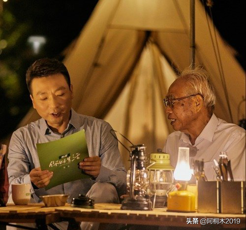 到底什麼樣的背景，能讓康輝第一次只為他一個人播新聞？