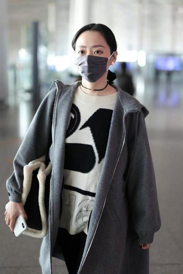 張靚穎真是越來越時尚,穿灰色長款外套走機場,素顏也美出新高度 張靚穎真是越來越時尚,穿灰色長款外套走機場,素顏也美出新高度