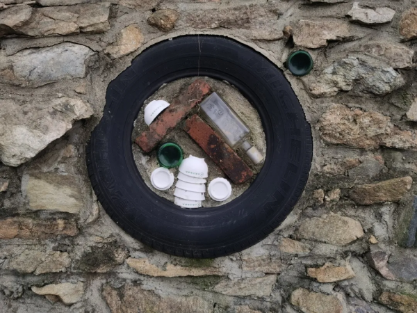 自我放逐27年,于振立在大黑山為自己造了座“墳墓”| 藝術栗子 自我放逐27年,于振立在大黑山為自己造了座“墳墓”| 藝術栗子